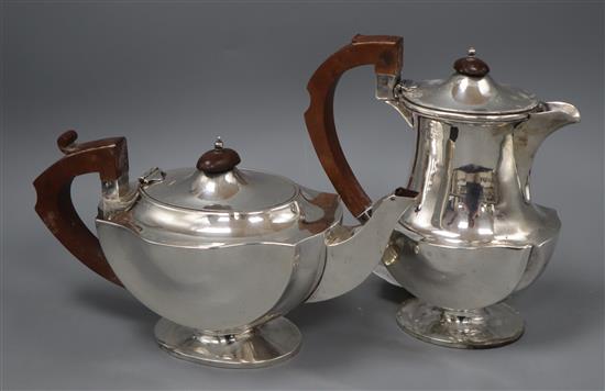 A 1930s silver hot water jug and teapot, J.W. Tiptaft & Son Ltd, Birmingham, 1933, 37.5 oz.